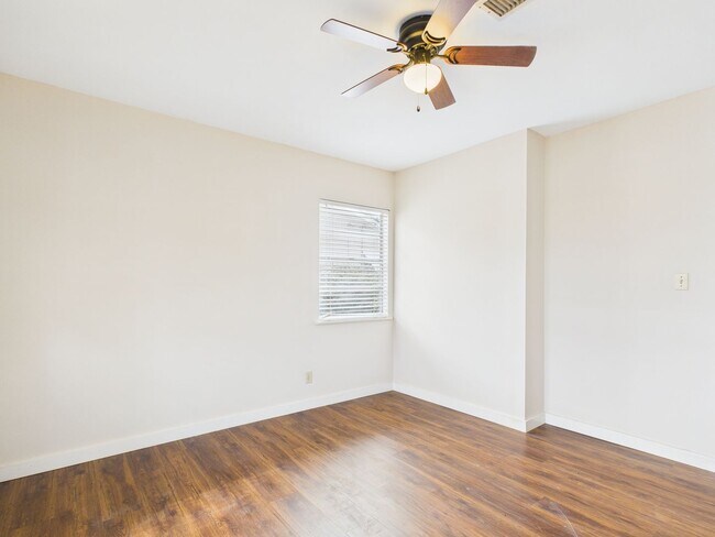 Building Photo - Established Nieghborhood