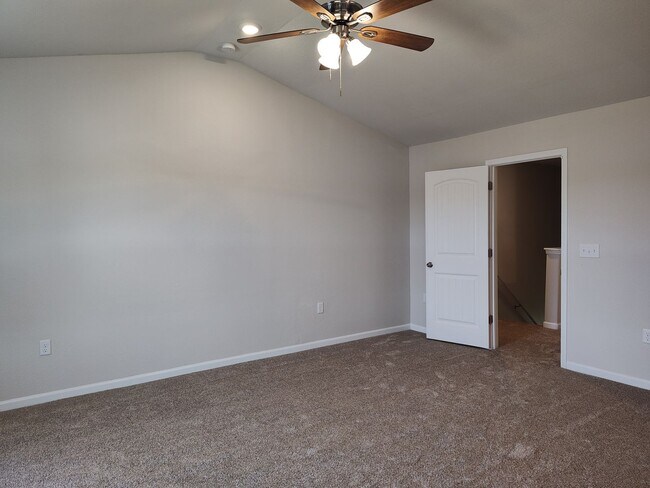Building Photo - Beautiful, ready to move in home in Creedm...