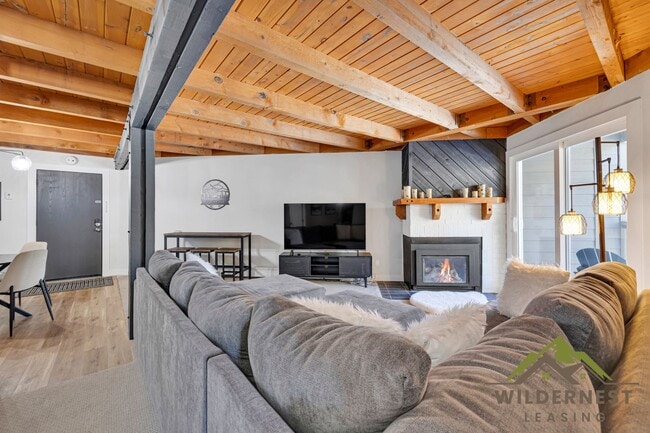 Building Photo - Gorgeous Remodeled Treehouse 2 Bed with Mo...