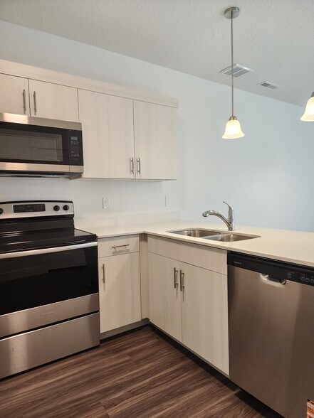 Building Photo - 4735 S Alder Dr