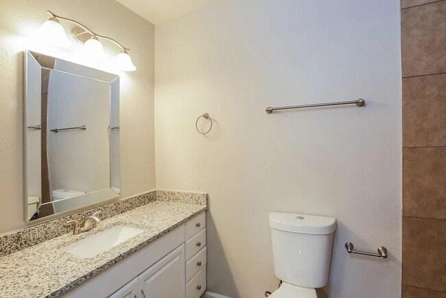 Building Photo - 816 E Ardmore Rd