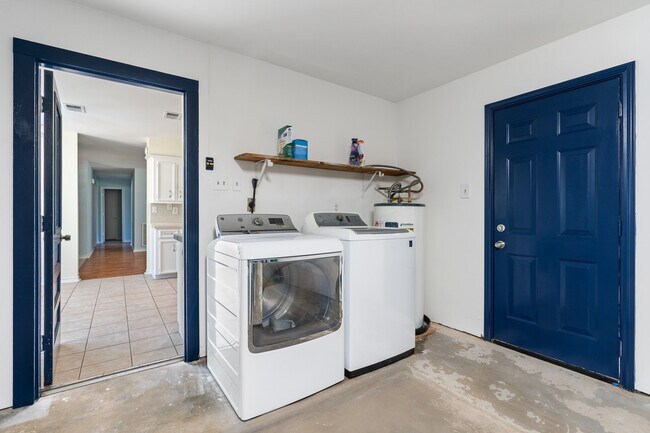 Building Photo - 9134 Lakeside Dr