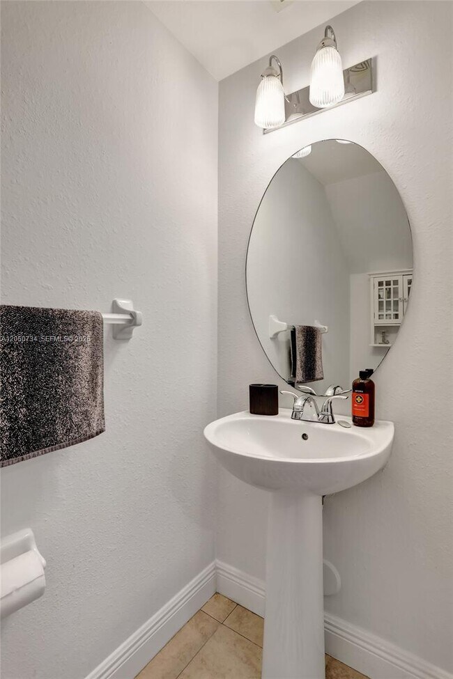 Building Photo - 7921 Sanibel Dr