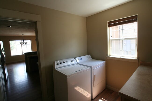 Building Photo - Single Family home in the heart of town!