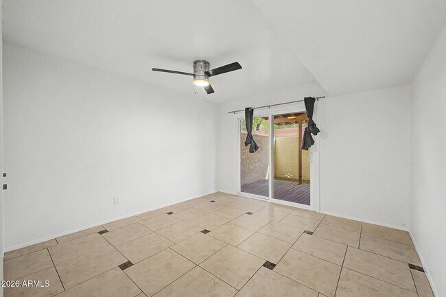 Building Photo - 2225 E Catalina Dr