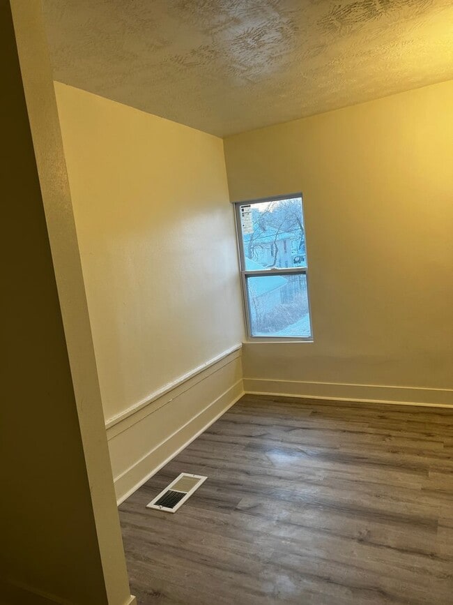 Building Photo - $950 Deposit $950 Rent