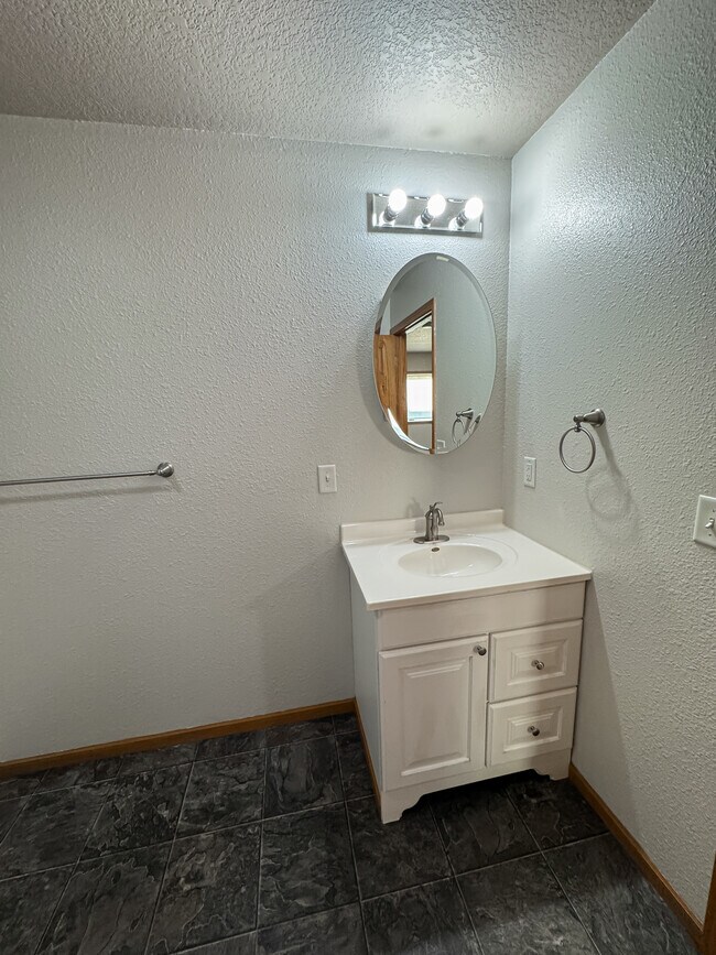 Building Photo - Theater Apartments Beulah