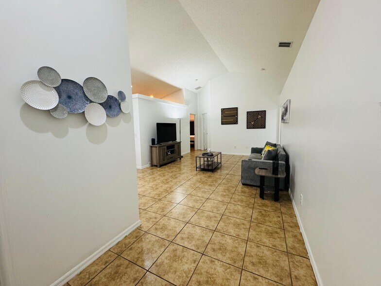 Shared Living room - 536 Cheshire Way