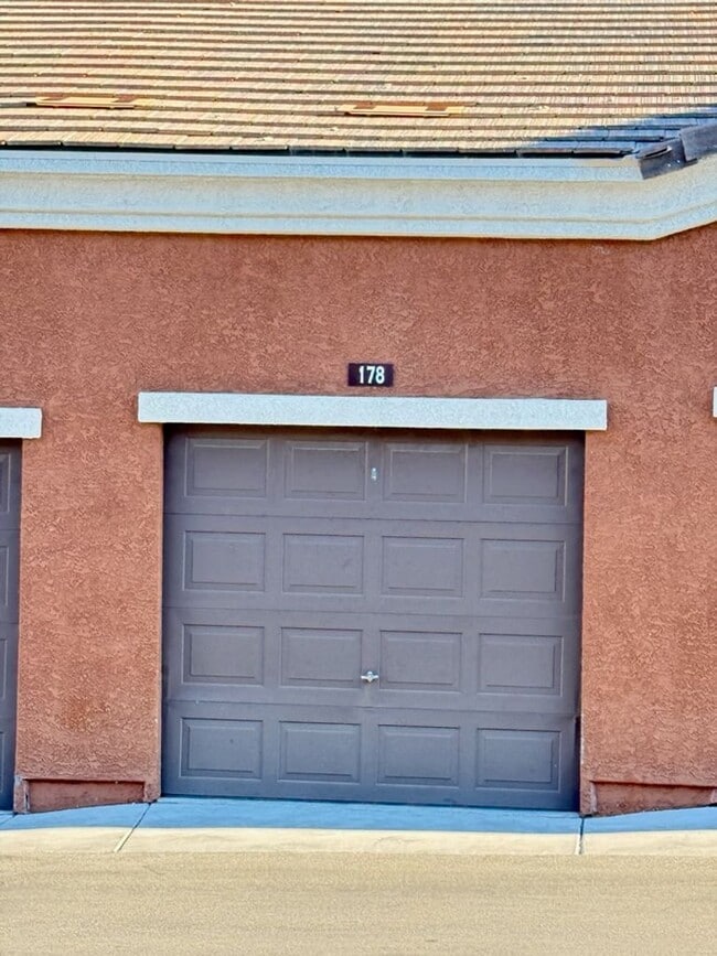 Building Photo - Super cute 3/2 Townhouse Near Durango & 95