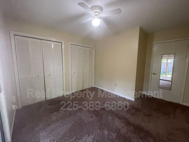 Building Photo - 9147 Fox Run Ave