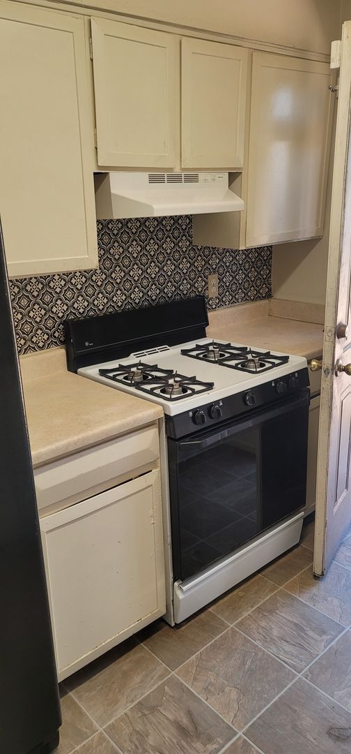 Building Photo - 3-Bedroom Home with Spacious Backyard & Ca...