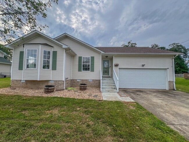 Primary Photo - Massive Fenced Backyard with a Shed and Ga...
