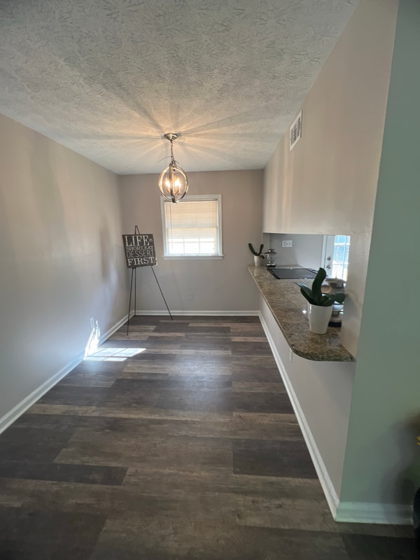 Building Photo - 2220 Mahan Dr