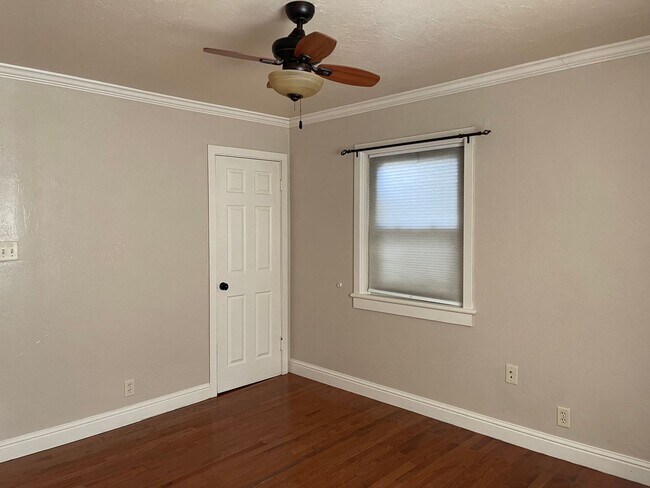 Building Photo - CHARMING 4 BED 2 BATH HOUSE NEAR DOWNTOWN