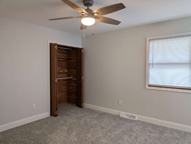 Building Photo - Spacious 4 bedroom 3 bathroom family home in Neenah