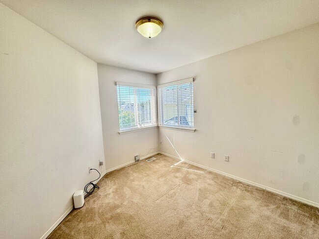 Building Photo - Bothell Townhouse