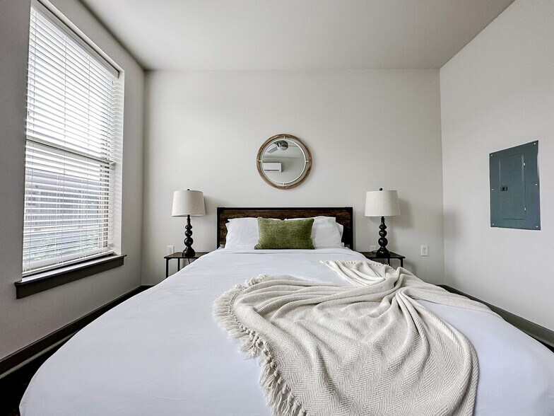 Building Photo - 111 E 4th St