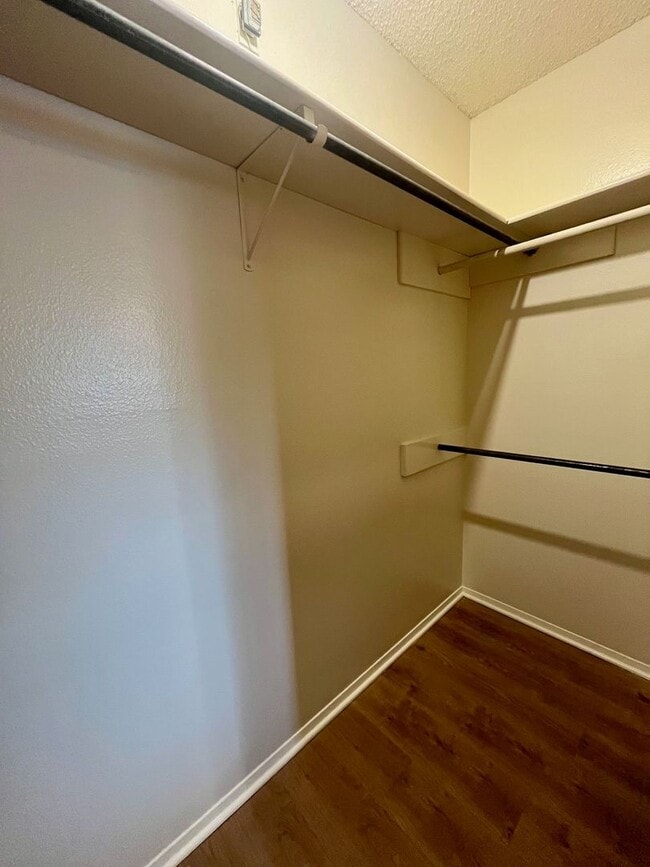 Building Photo - Charming 3/2 in Pipers Meadow *NO HOA* Mov...