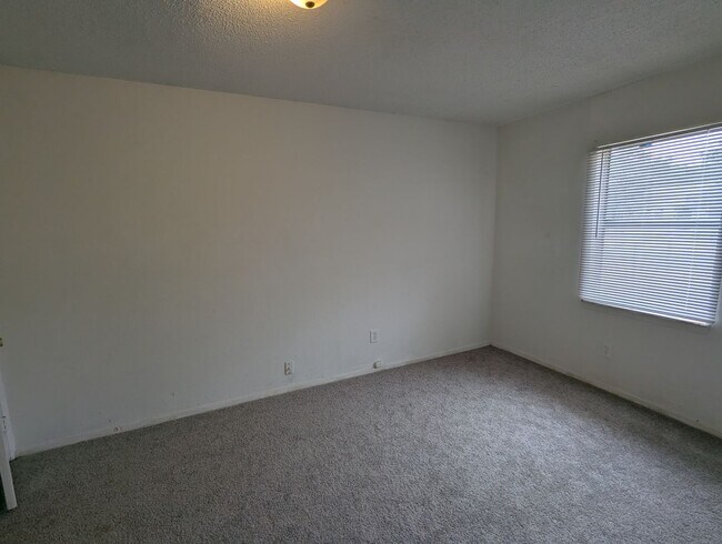 Building Photo - Spacious Updated 3 Bedroom Home