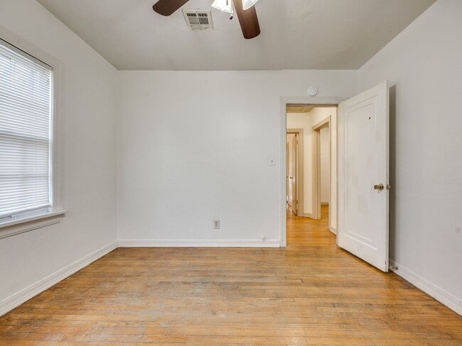 Building Photo - 2 Bed 1 Bath - Refrigerator Included - Urb...