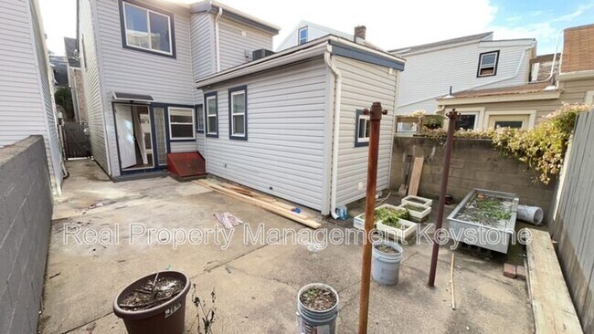 Building Photo - 1715 Larkins Wy