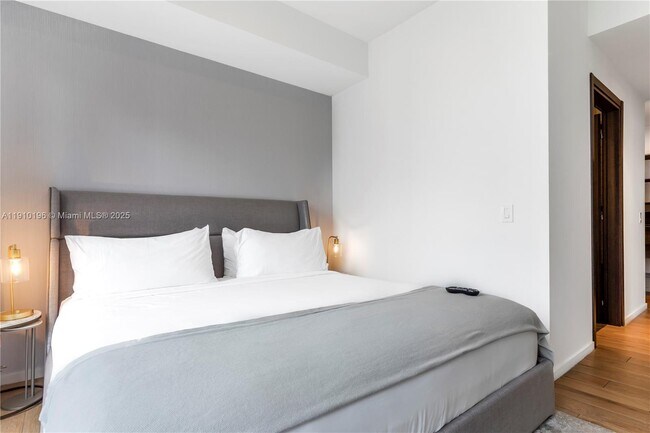 Building Photo - 398 NE 5th St