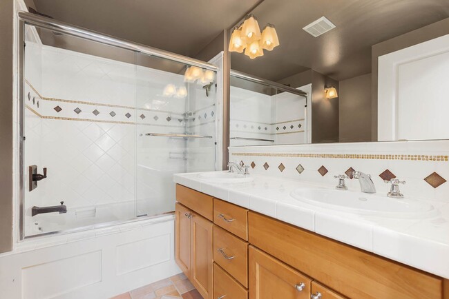 Building Photo - 1621 E Fir St