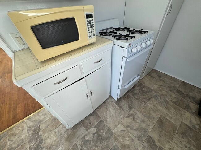 Building Photo - 9217 Alcott St