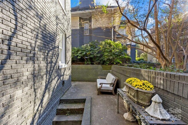 Building Photo - Myers Park - T.R. Lawing Realty, Inc