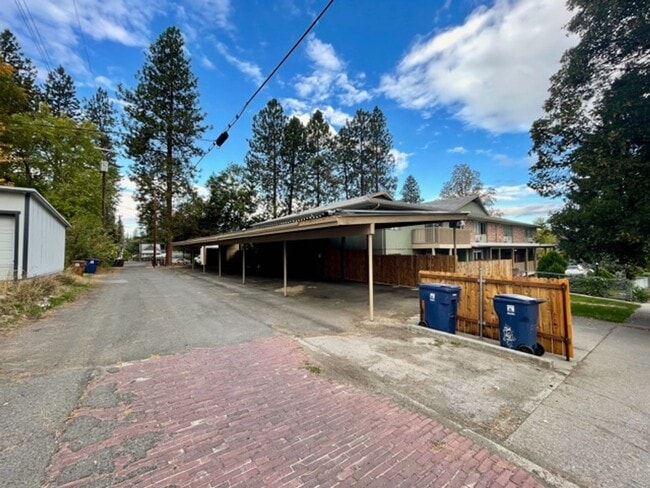 Building Photo - Contemporary 2 Bedroom / 1 Bath in Charming Cliff-Cannon Suburb