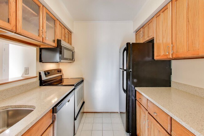 Building Photo - Top Floor 1-2 bed w/ a loft [ can be a 2nd BEDROOM] plus  1.5 Baths and SECURE GARAGE SPACE