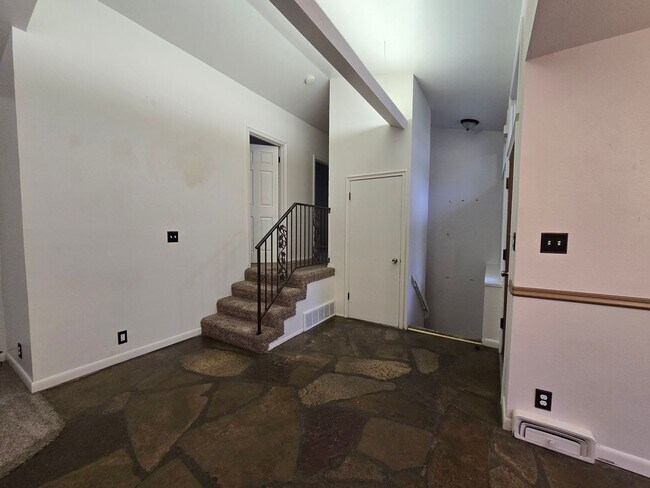 Building Photo - 3232 Poly Dr