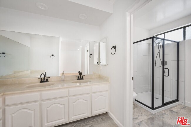 Building Photo - 22601 Dardenne St