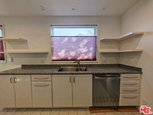 Building Photo - 1105 S Alfred St