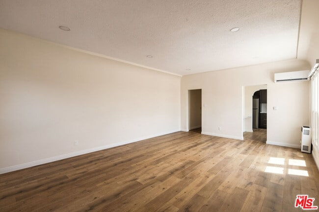 Building Photo - 840 N Fuller Ave