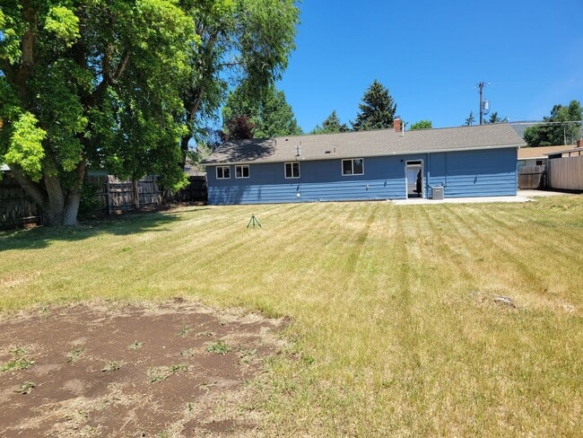Building Photo - Nice 3 bedroom 1 & 1/2 bathroom home