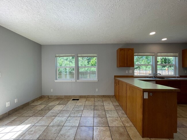 Building Photo - SE Home 3Bd/2.5Ba Home Close to the Willamette River off McLoughlin Blvd. 2 Car Garage and Washer...