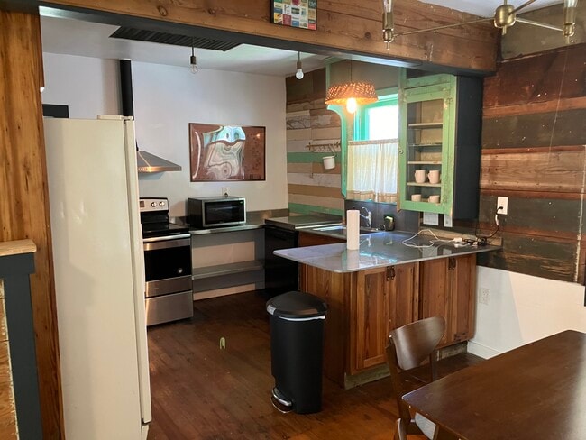 Building Photo - 1303 E 3rd St