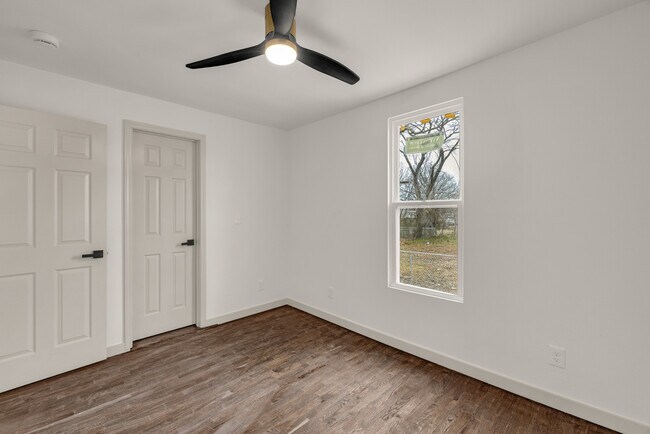 Building Photo - 1017 W Newton St