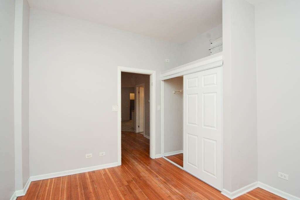 Building Photo - 2209 W Belmont Ave