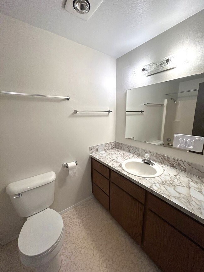 Building Photo - 3 Bedroom 1.5 Bath Rambler