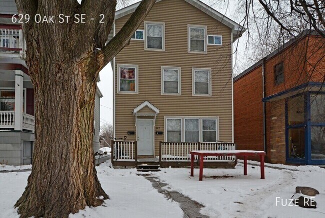 Building Photo - 629 SE Oak St