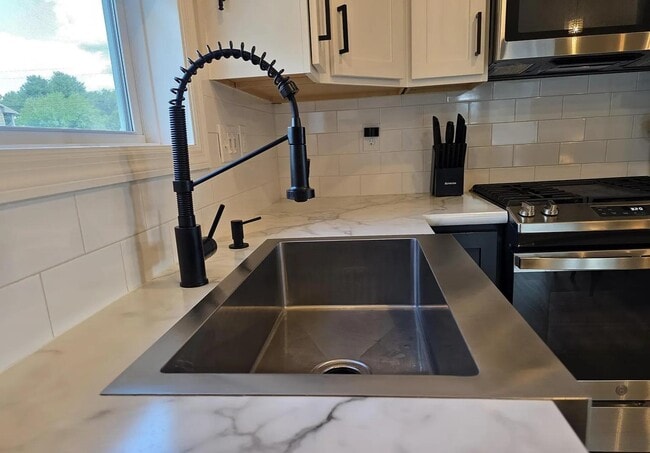 Building Photo - 2114 Pine View Dr