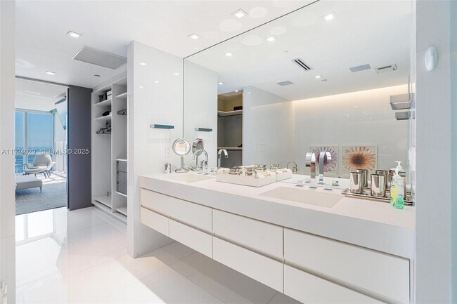 Building Photo - 17121 Collins Ave