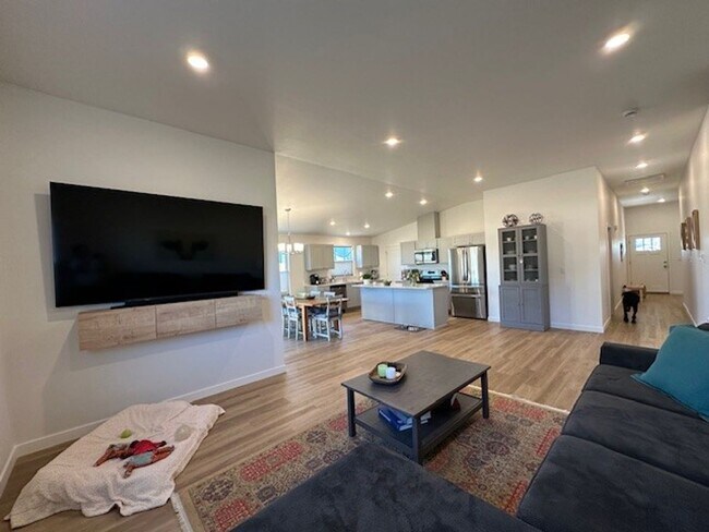 Building Photo - MOVE IN SPECIAL - Beautiful Newer 3 Bedroom / 2 Bath Home in NE Madras