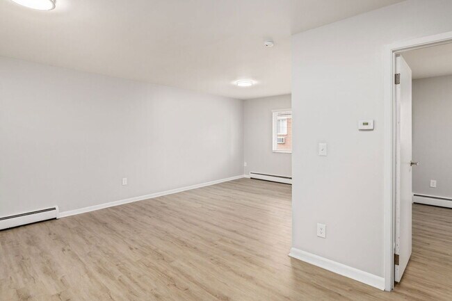 Building Photo - 639 Riverview Dr