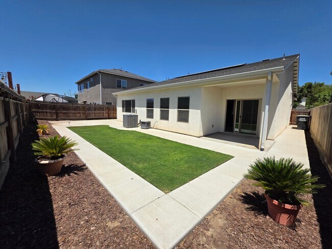 Building Photo - 3 bedroom 2 Bathroom available in desirabl...