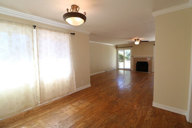 Building Photo - Charming home in West Hills adjacent neighborhood!