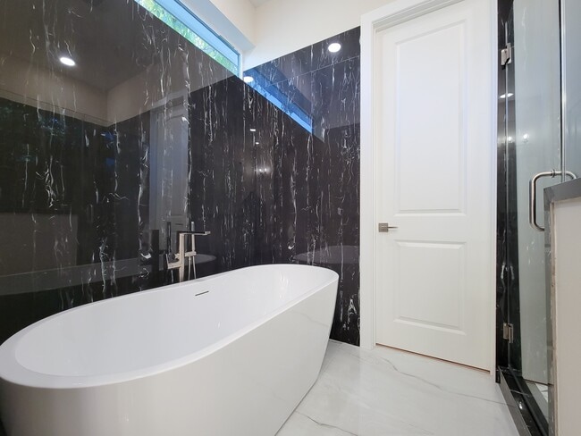 Building Photo - 5613 Leonard St