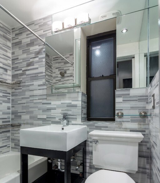 Building Photo - 309 E 8th St